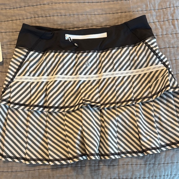 NWT Lululemon Pacesetter Striped Black and White Women's Skirt, 4 Tall - Picture 1 of 4